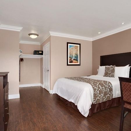 Travelodge Ломпок Экстерьер фото