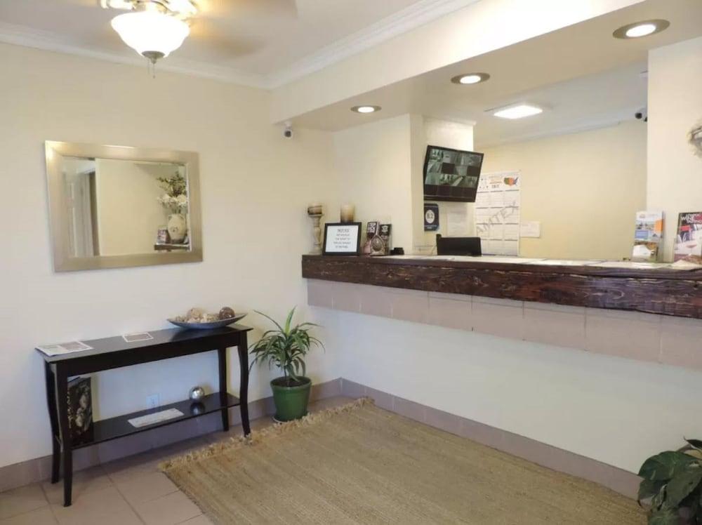 Travelodge Ломпок Экстерьер фото